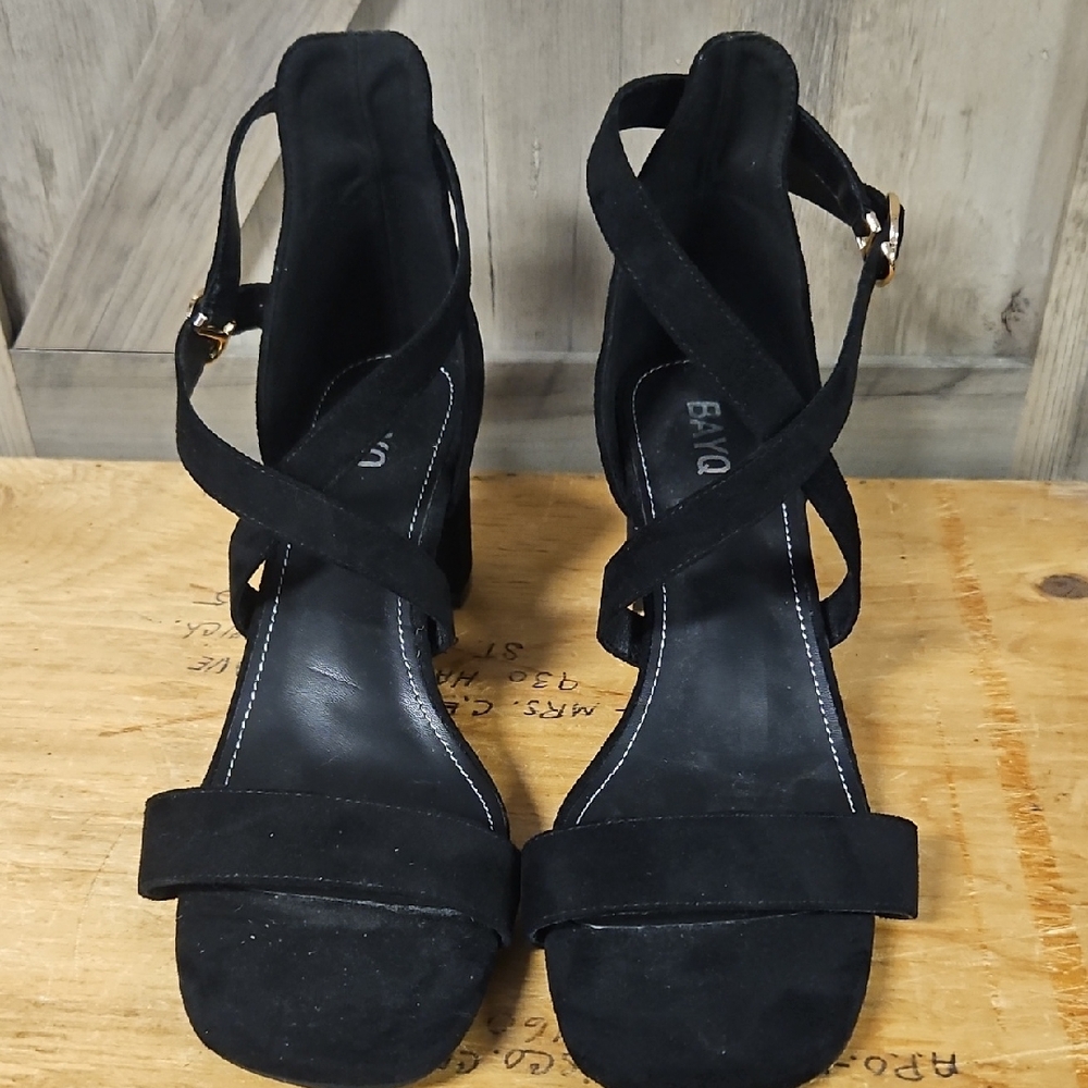 Black Heels with Polished Finish and Classic Design